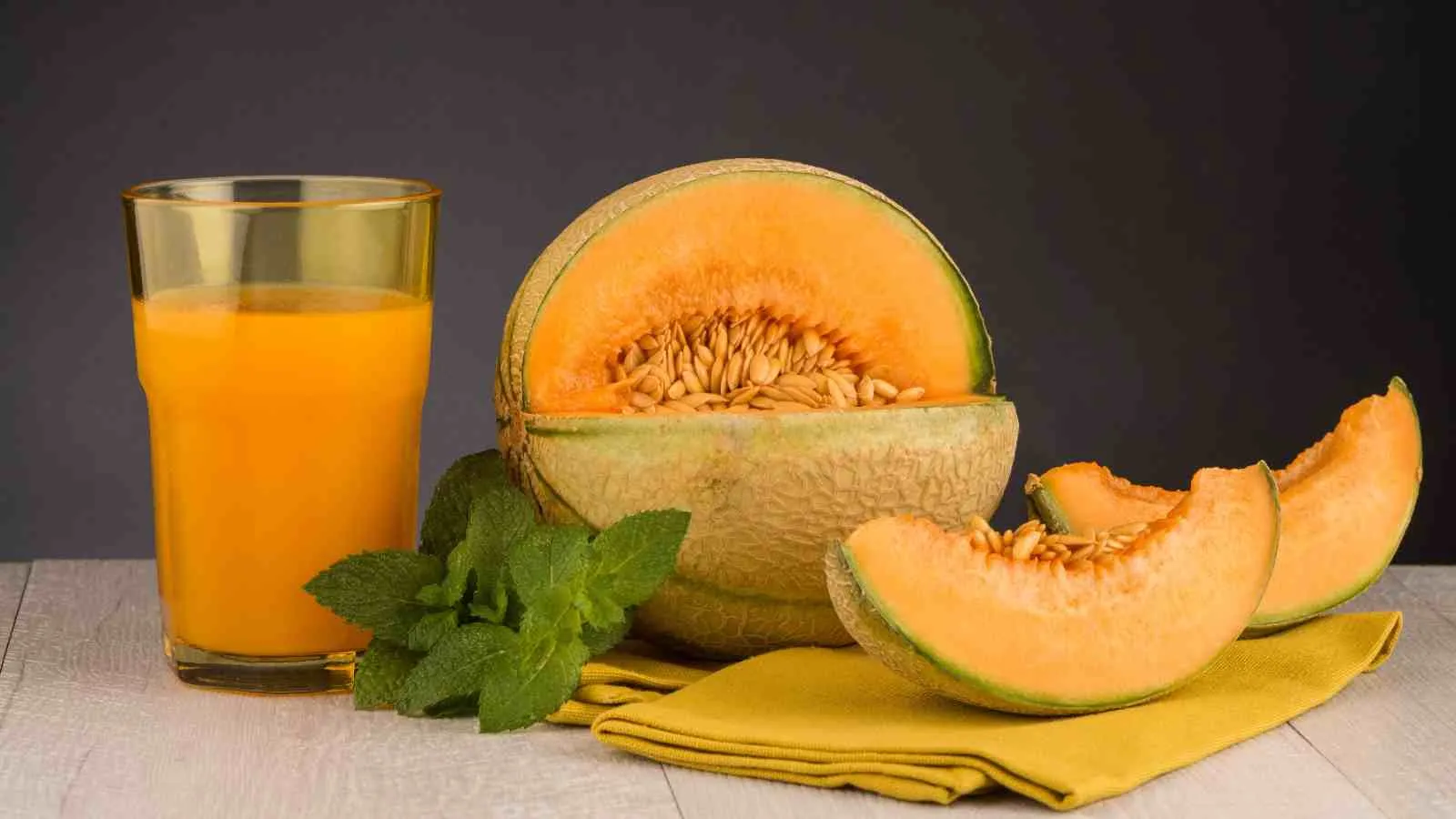 know about the 5 Benefits of muskmelon,- खरबूजे के 5 फायदे | HealthShots Hindi