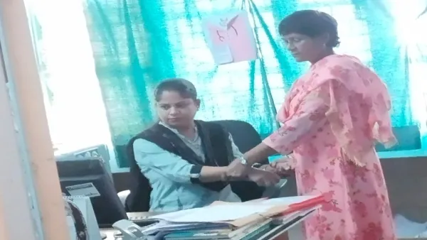 सिरोंज में आशा कार्यकर्ताओं से रिश्वत मांगना BCM को पड़ा महंगा, लोकायुक्त ने ₹7000 लेते रंगे हाथ धर दबोचा | Lokayukta police caught Sandhya Jain taking ₹ 7000 for demanding ...