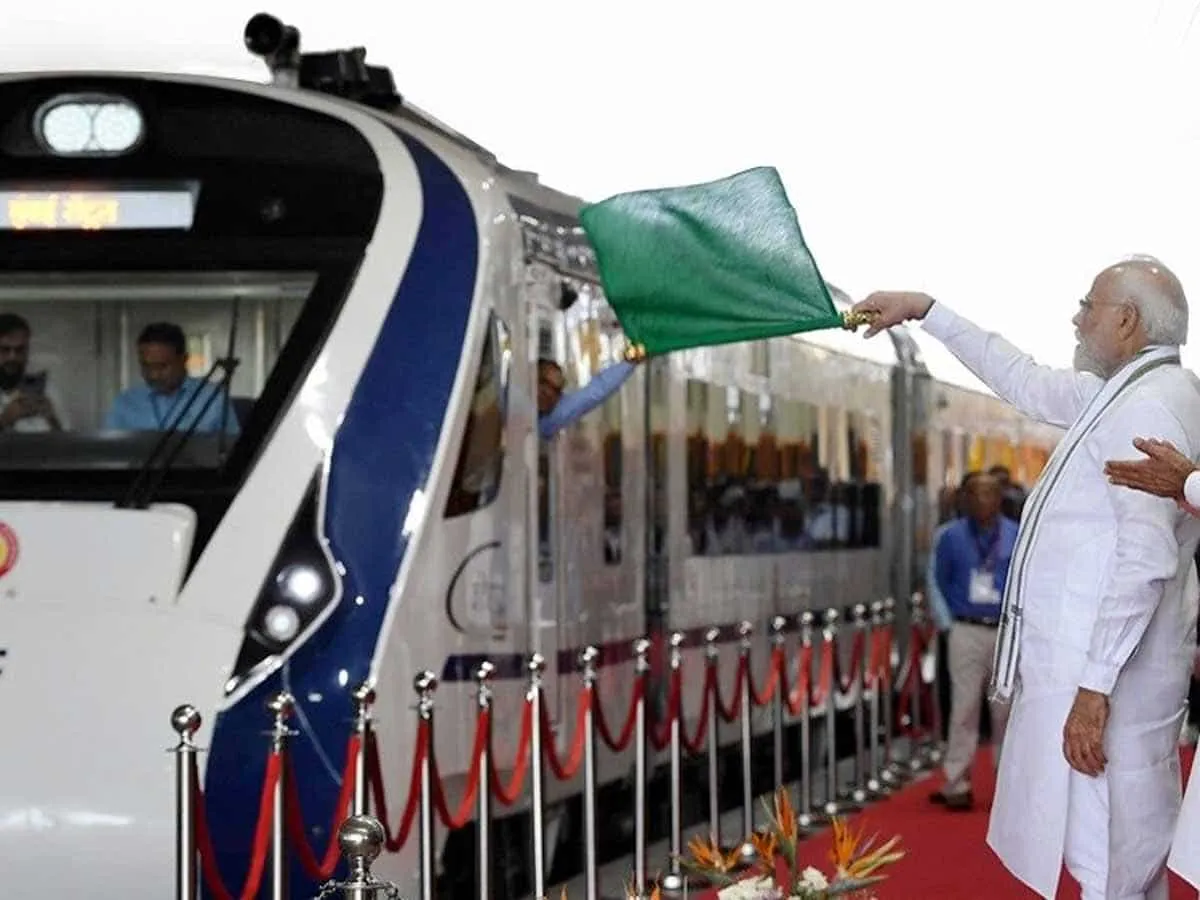 वंदे भारत को हरी झंडी दिखाते हुए बोले पीएम मोदी- 'जल्द पटरी पर दौड़ेगी वंदे  भारत मेट्रो, वंदे भारत स्लीपर' | Zee Business Hindi