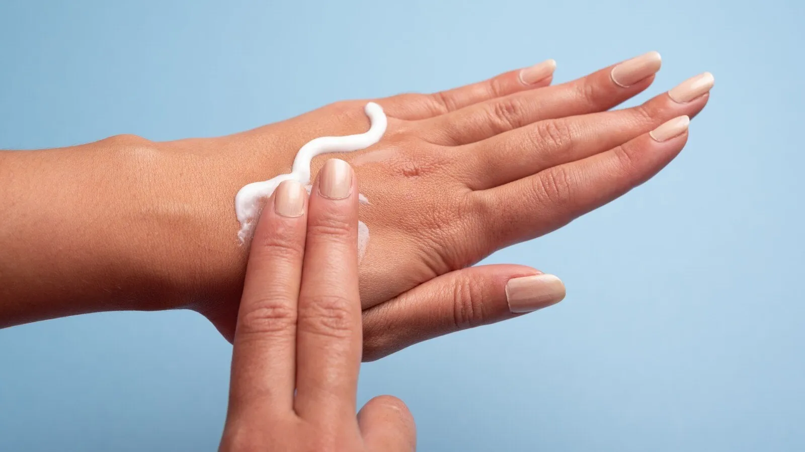 Prepare homemade body lotion for dry skin with coconut oil and aloe vera gel.- एलोवेरा जेल और नारियल तेल से इस तरह तैयार करें बॉडी लोशन। | HealthShots Hindi