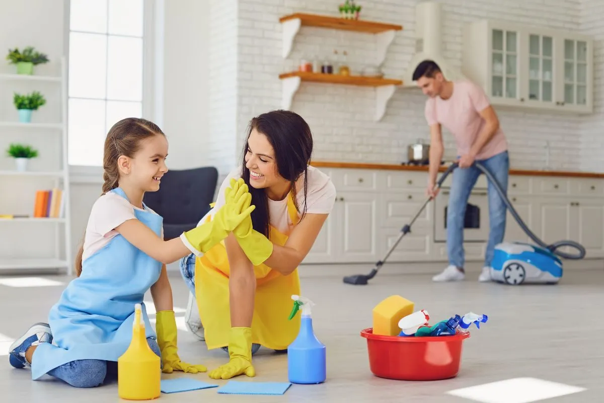 तिजोरी और घर की सफाई करें