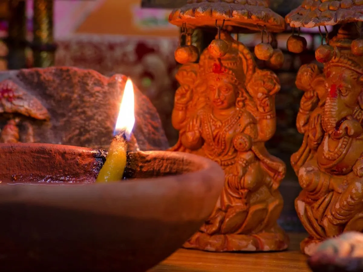 दूसरा दीपक पूजाघर में देवी-देवताओं के समक्ष