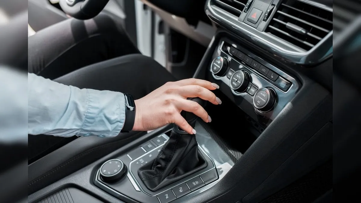 कार में गियर लगाने का ये है सही तरीका, छोटी-छोटी गलतियां कहीं पड़ न जाएं भारी - car gear pattern how to apply gear correctly - News18 हिंदी
