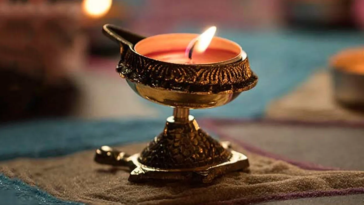 नौवां दीपक वॉशरूम या टॉयलेट के बाहर