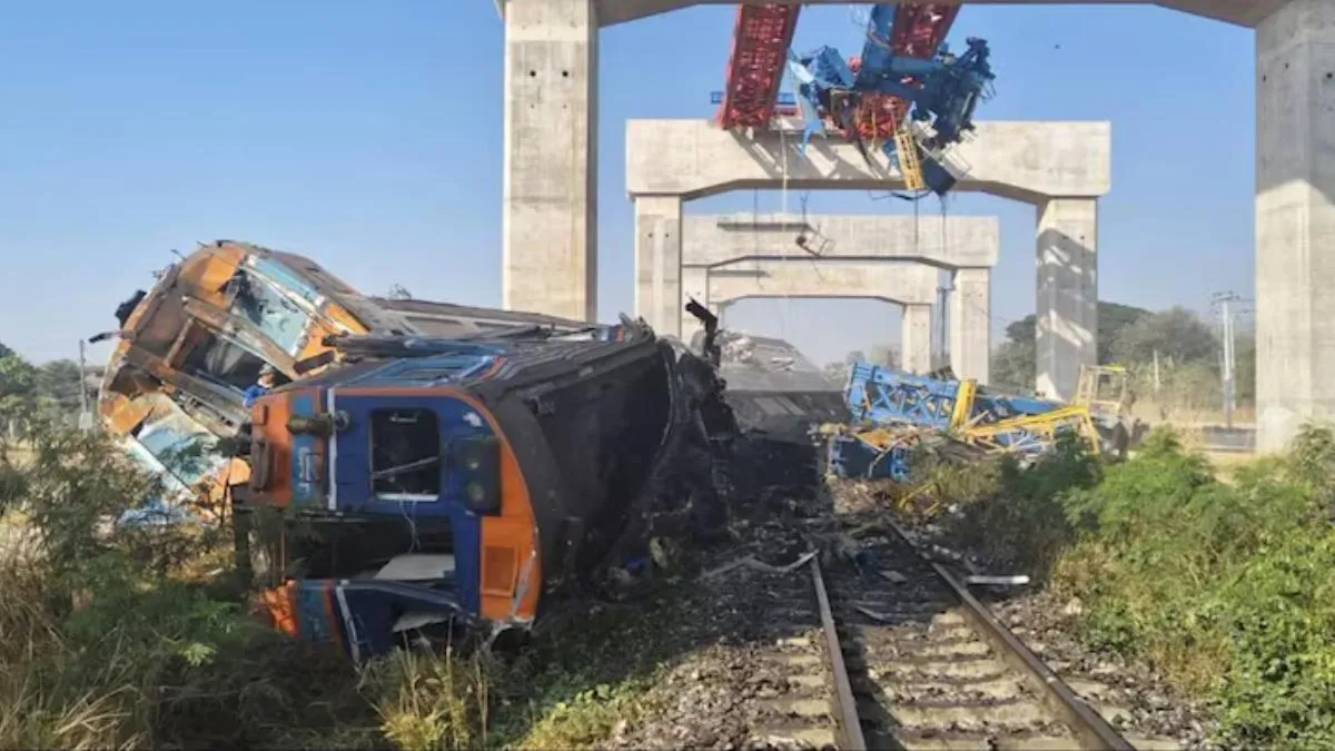 थाईलैंड में चलती ट्रेन पर गिरी क्रेन, 22 लोगों की मौत; 30 से ज्यादा घायल - thailand  crane collapse on train 22 killed 30 injured
