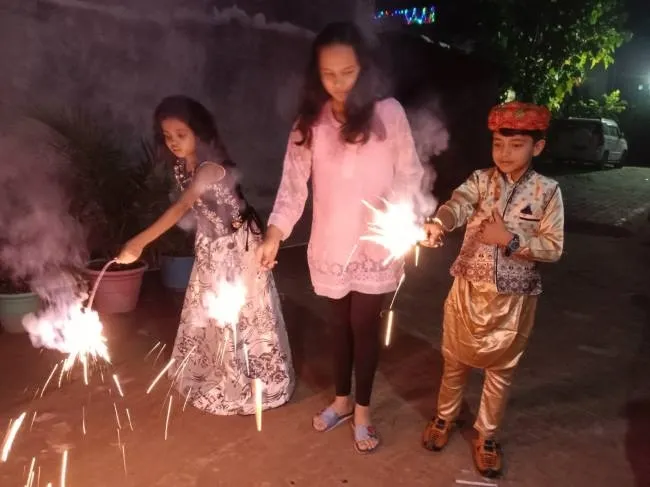 आतिशबाजी के उत्साह में जला दिए एक करोड़ के पटाखे - Firecrackers worth one crore were burnt in the enthusiasm of fireworks - Uttar Pradesh Maharajganj Local News
