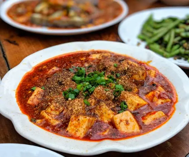 सेहत से जुड़ी कई समस्याओं को दावत देता है तीखा, मसालेदार और चटपटा खाना - Oily and spicy food can cause of many health related problems