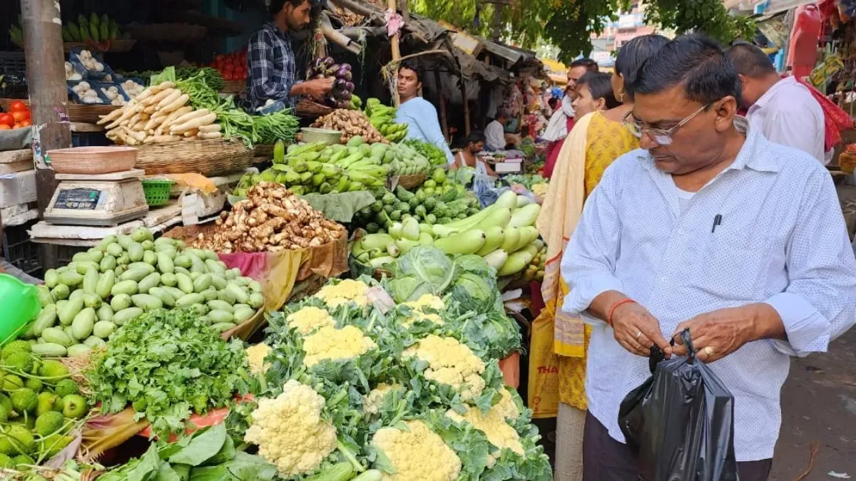 महंगाई ने बिगाड़ा 'जायका', टमाटर के बाद हरी सब्जियों के भी दाम आसमान छू रहे; ग्राहक-विक्रेता दोनों परेशान - people are worried due to tomato vegetable price increase in ...