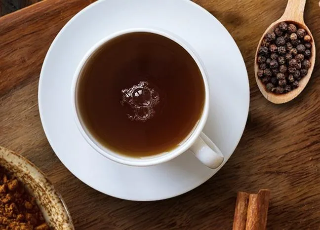 गले की खराश को दूर करने में कारगर काली मिर्च का काढ़ा, जानिए रेसिपी और  फायदे - black pepper kadha for sore throat-mobile