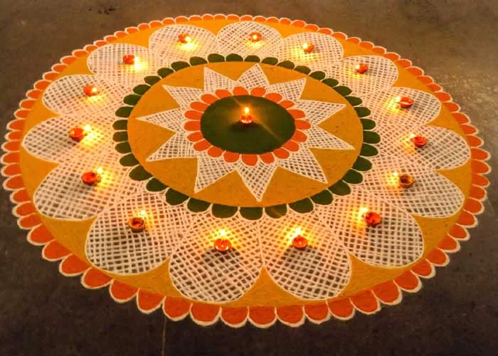 इस दिवाली रंगों के बिना बनाए शानदार रंगोली, 5 आसान टिप्स - fantastic-rangoli -making-5-easy-without-using-colors