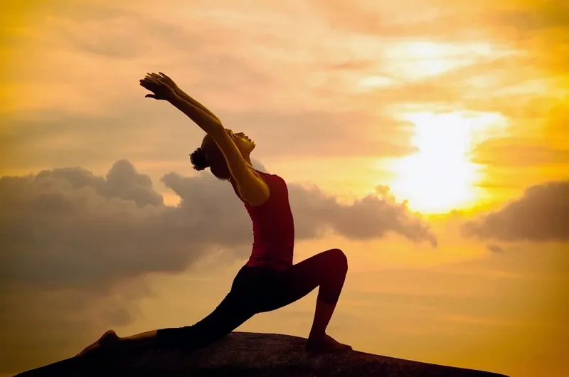 सूर्य नमस्कार इन 10 बीमारियों का है काल - benefits of surya namaskar-mobile