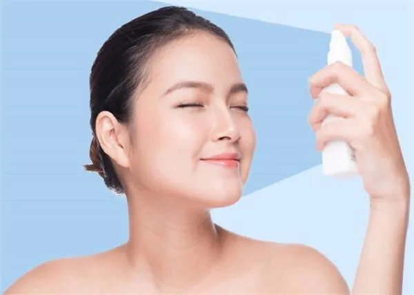 स्किन को हाइड्रेट करने के लिए इस्तेमाल करें होममेड फेस मिस्ट - use homemade face mist for skin hydrate-mobile