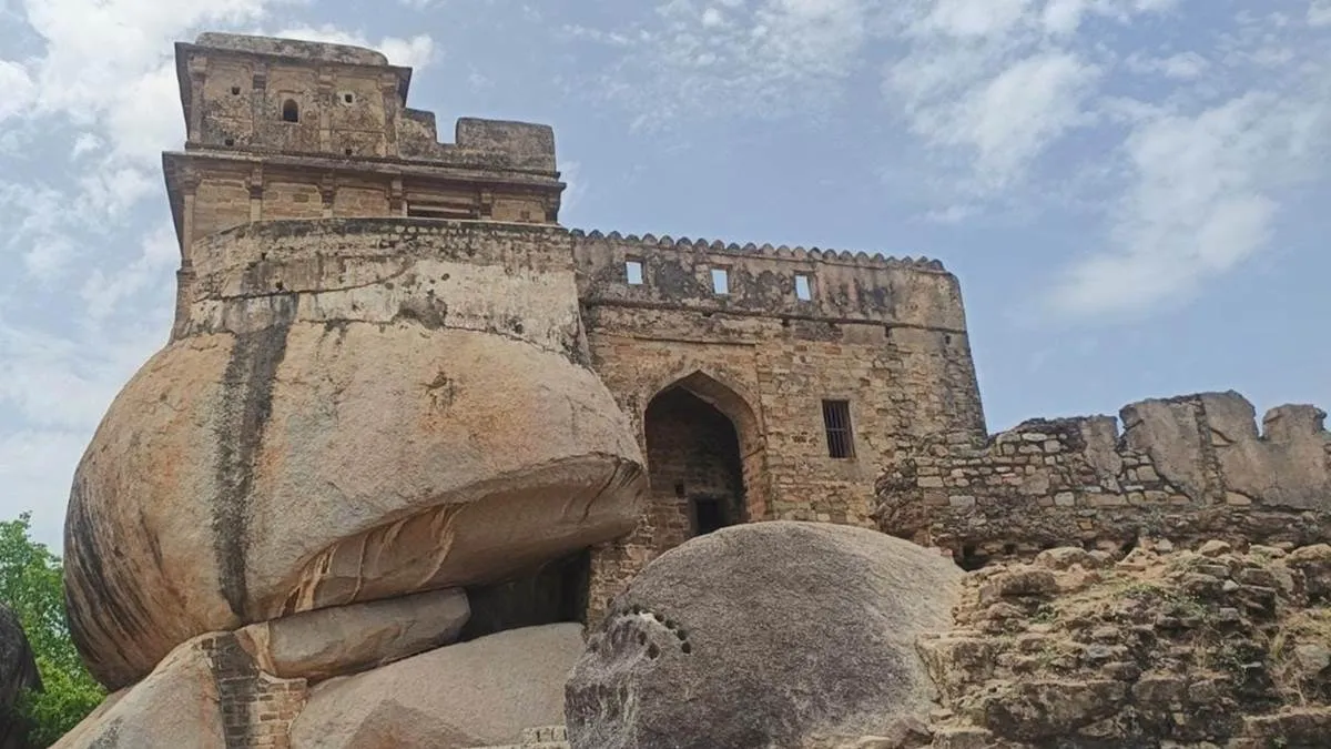 Madan Mahal Fort in Jabalpur: पर्यटकों को लुभाता है गोंडवाना की शान मदन महल  का किला - Gondwana pride Madan Mahal fort attracts tourists