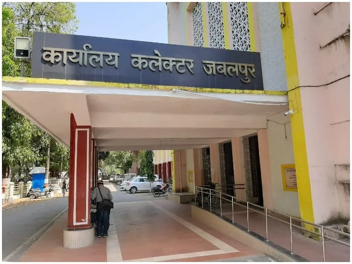 Jabalpur private schools and book shops will no longer be able to force  students collector ordered ANN | Jabalpur: निजी स्कूलों और किताब दुकानदारों  की नहीं चलेगी मनमानी, कलेक्टर के आदेश से