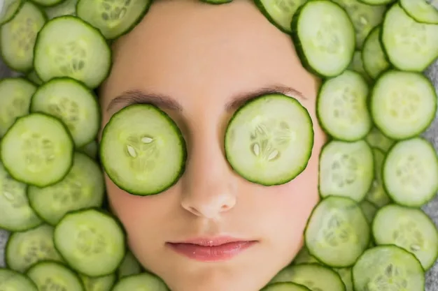 Photo beautiful woman with facial mask of cucumber slices on face