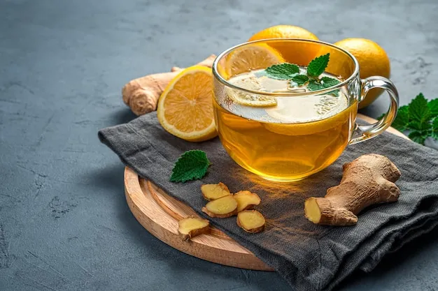 Photo healthy warming tea with ginger and lemon on a dark background