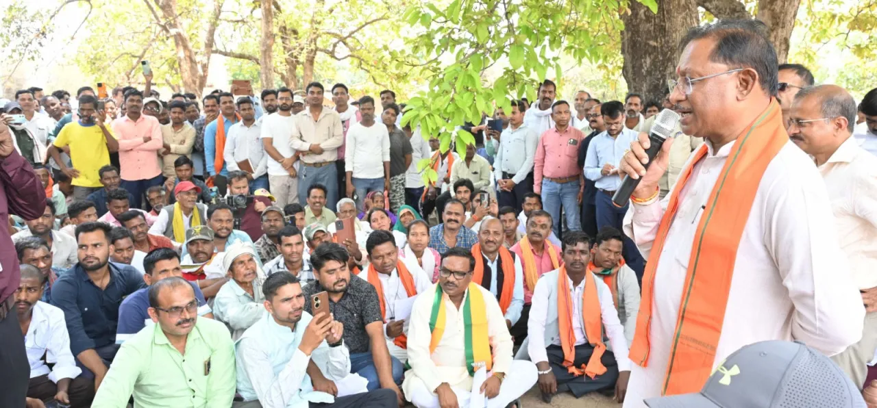 माथमौर में महुआ पेड़ की छांव तले लगी सीएम की चौपाल