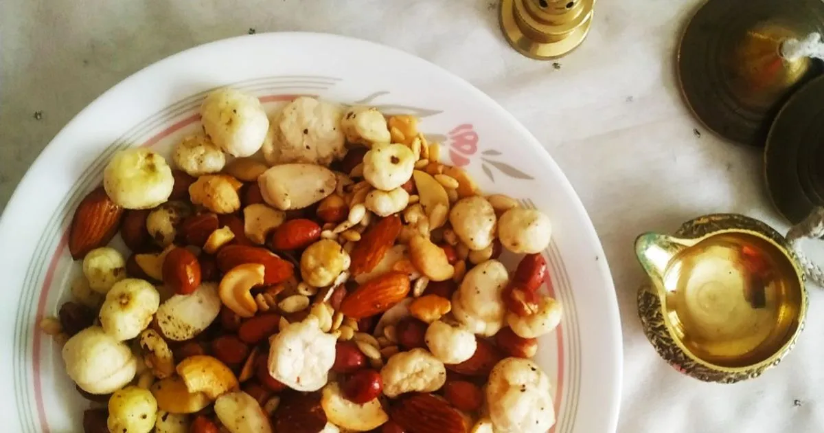 ड्राई फ्रूट्स और मखाने तैयार करें