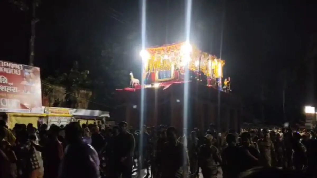 बस्तर का दशहरा : रावण दहन नहीं, 600 साल पुरानी &lsquo;रथ चोरी&rsquo; की परंपरा, आधी रात को हुई 8 चक्कों वाली रथ चोरी