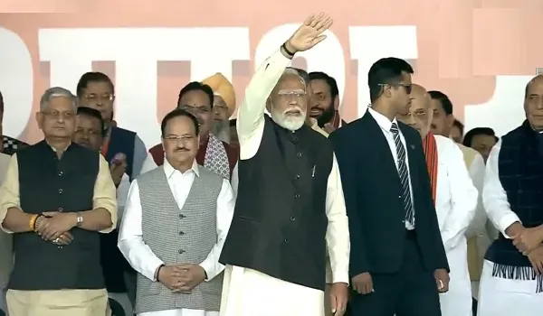 नई दिल्ली: Delhi CM Oath Ceremony: दिल्ली में नई सरकार का शपथ ग्रहण समारोह,  प्रधानमंत्री नरेन्द्र मोदी रामलीला मैदान स्थित मंच पर मौजूद