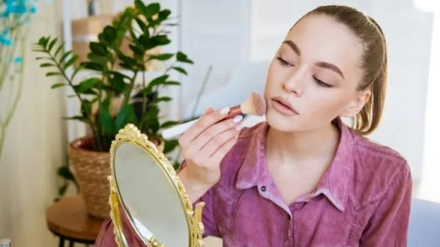 Summer Makeup Tips Must include these things in the makeup kit for flawless  Look - Summer Makeup Tips: गर्मियों में चाहती हैं फ्लॉलेस लुक, मेकअप किट  में जरूर शामिल करें ये चीजें, लाइफस्टाइल न्यूज