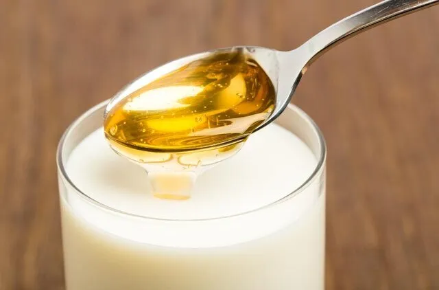 Drinking milk with Honey gives many amazing benefits - दूध में शहद मिलाकर पीने से मिलते हैं कई गजब के फायदे, कई बीमारियों से रहेंगे दूर , लाइफस्टाइल न्यूज
