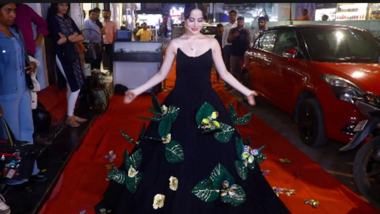 Urfi Javed Looks stunning in her magical dress - YouTube