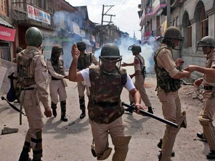 In Pulwama, terrorists attacked with grenades, injuring 12 people; Security forces were targeted | जम्मू कश्मीर में ग्रेनेड अटैक: पुलवामा में आतंकियों ने ग्रेनेड से हमला किया, 12 लोग ...