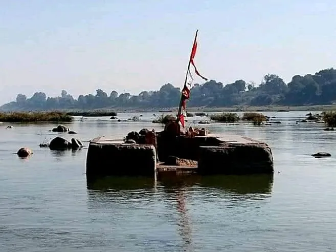 Here bathing in the pool ends many diseases, know its story... | नेमावर हंडिया में हैं नर्मदा नदी का नाभिस्थल: यहां कुंड में स्नान से होता है कई बिमारियों का अंत, जानें