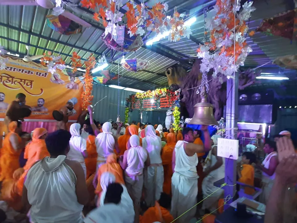 In the company of sages, the great anointing of God was done with 108 urns | भगवान आदिनाथ का जन्म कल्याणक मनाया: मुनियों के सानिध्य में 108 कलशों से किया भगवान का