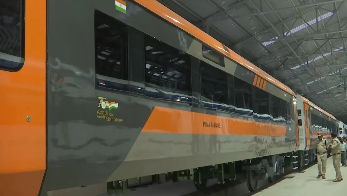 Vande Bharat Express Upgraded Version; Design, Colour And Features Details  | वंदे भारत एक्सप्रेस ट्रेन अब केसरिया रंग की होगी: रेल मंत्री बोले- नया  कलर तिरंगे से प्रेरित; नई ...