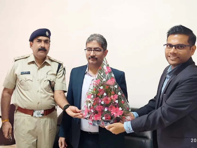 Collector and SP met Observer Mr. Chhabra, Observer Chhabra saw the arrangements of the Returning Officer's office. | प्रेक्षक हनीश छाबड़ा ने रिटर्निंग अधिकारी कार्यालय की व्यवस्था देखी ...