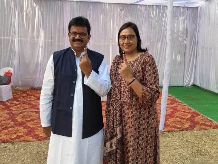 कोटा सीट से कांग्रेस प्रत्याशी अटल श्रीवास्तव ने बिलासपुर में केएन स्कूल में पत्नी के साथ मतदान किया।