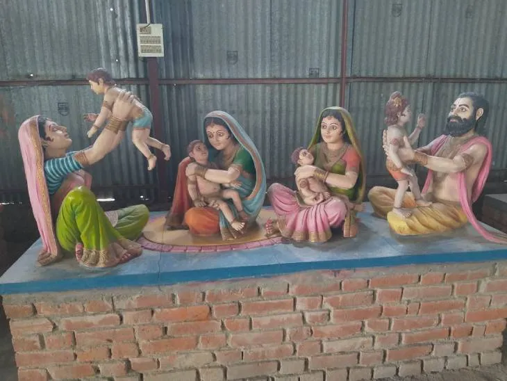 राजा दशरथ अपनी तीनों पत्नी और बच्चों के साथ।