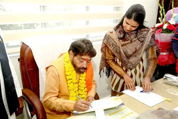 बीजेपी नेता और पूर्व मंत्री डॉ रामकृष्ण कुसमरिया को OBC आयोग का अध्यक्ष बनाया गया। उन्होंने कार्यभार भी संभाल लिया है।