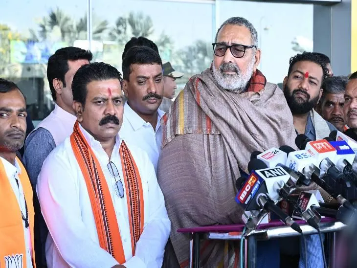 रायपुर एयरपोर्ट पर केंद्रीय मंत्री गिरिराज सिंह 