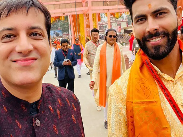 क्रिकेटर रवींद्र जडेजा भी समारोह में शामिल हुए। इस दौरान जडेजा के एक फैन ने उनके साथ सेल्फी ली।