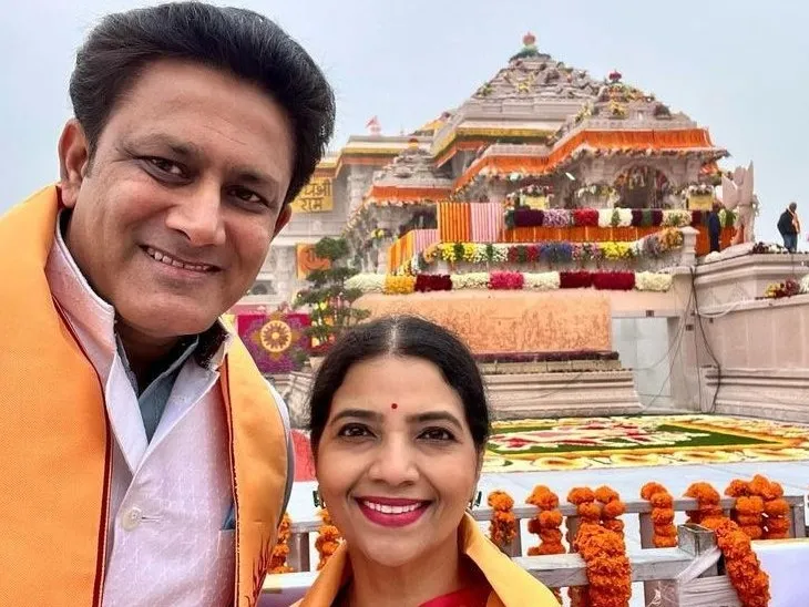 भारत के पूर्व क्रिकेटर अनिल कुंबले पत्नी चेतना रामतीर्थ के साथ प्राण प्रतिष्ठा समारोह में पहुंचे।