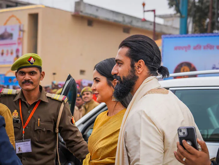 विक्की कौशल और उनकी पत्नी कटरीना कैफ भी प्राण प्रतिष्ठा कार्यक्रम में पहुंचे।