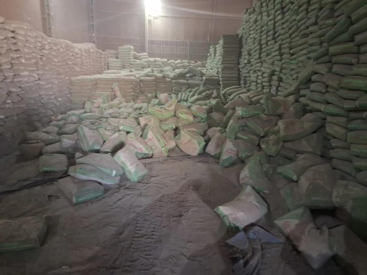 छोला थाना क्षेत्र में सीमेंट के गोदाम में सीमेंट की बोरियां गिर गईं।