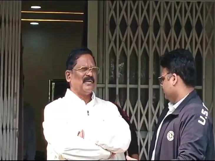 रायपुर में पूर्व मंत्री के बंगले में जारी है जांच