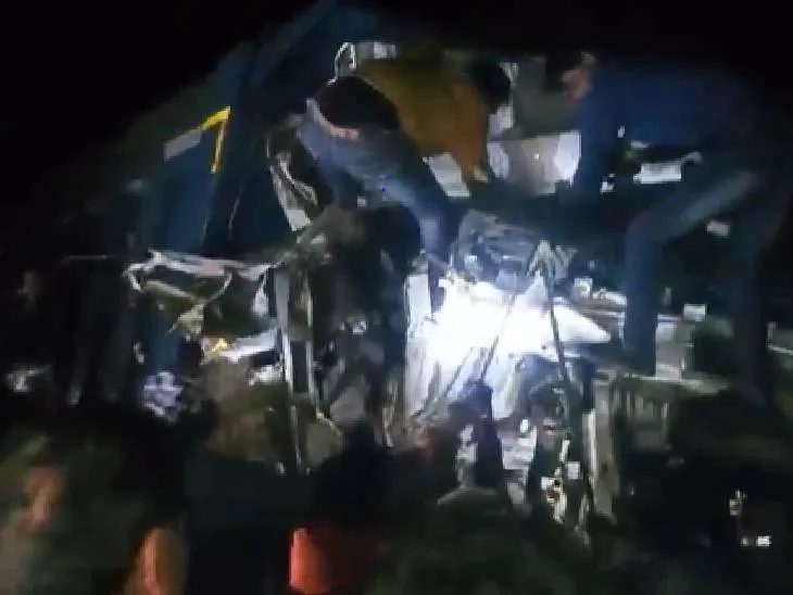 सागर के जैसी नगर में हादसे के बाद बस बुरी तरह क्षतिग्रस्त हो गई। - Dainik Bhaskar