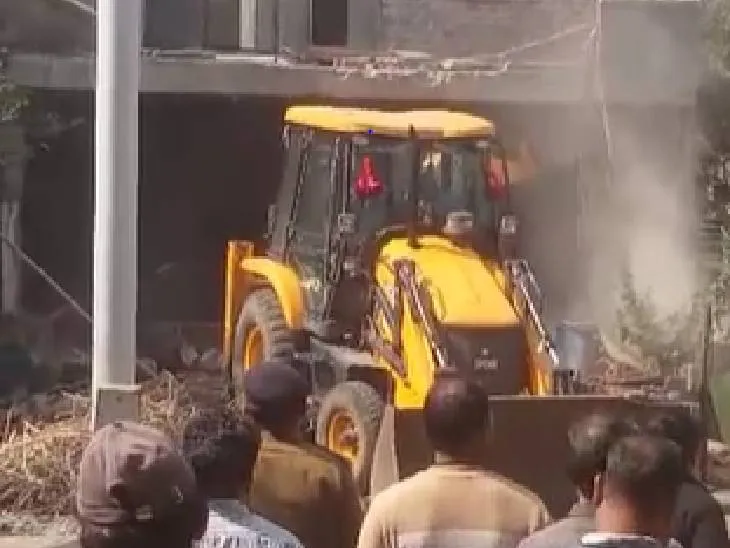 उज्जैन में डबल मर्डर के आरोपियों के घर जेसीबी से तोड़ दिए गए।