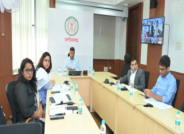 मुख्य सचिव ने वीसी के माध्यम से अधीनस्थ अधिकारियों की बैठक ली।
