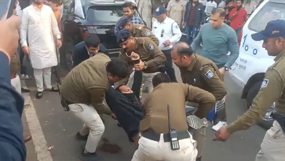 फायरिंग में एक हमलावर घायल हो गया। जिसे अस्पताल ले जाया गया। वहीं डॉक्टरों ने उसे मृत घोषित कर दिया।