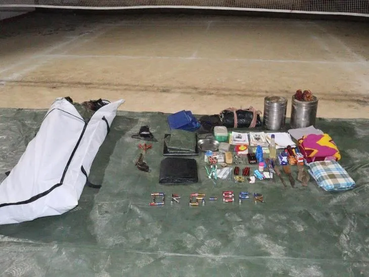 मौके से नक्सलियों के पास से बरामद किया गया सामान।