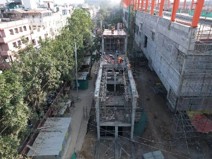 डीबी मॉल के सामने मेट्रो स्टेशन के काम में तेजी आई है।
