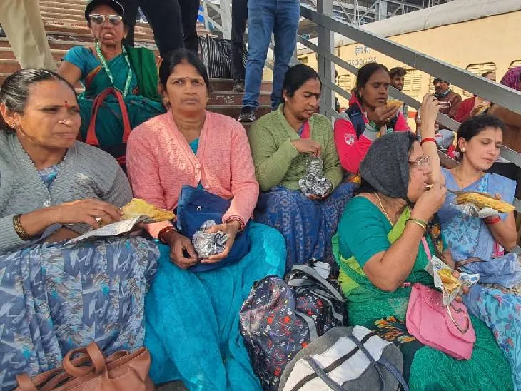 उज्जैन रेलवे स्टेशन के प्लैटफार्म-2 पर सभी ने नाश्ता किया।