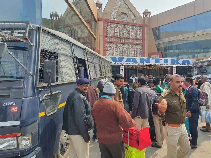 रेलवे स्टेशन से उज्जैन पुलिस सभी किसानों को वैन में शिप्रा नदी के तट ले गई।