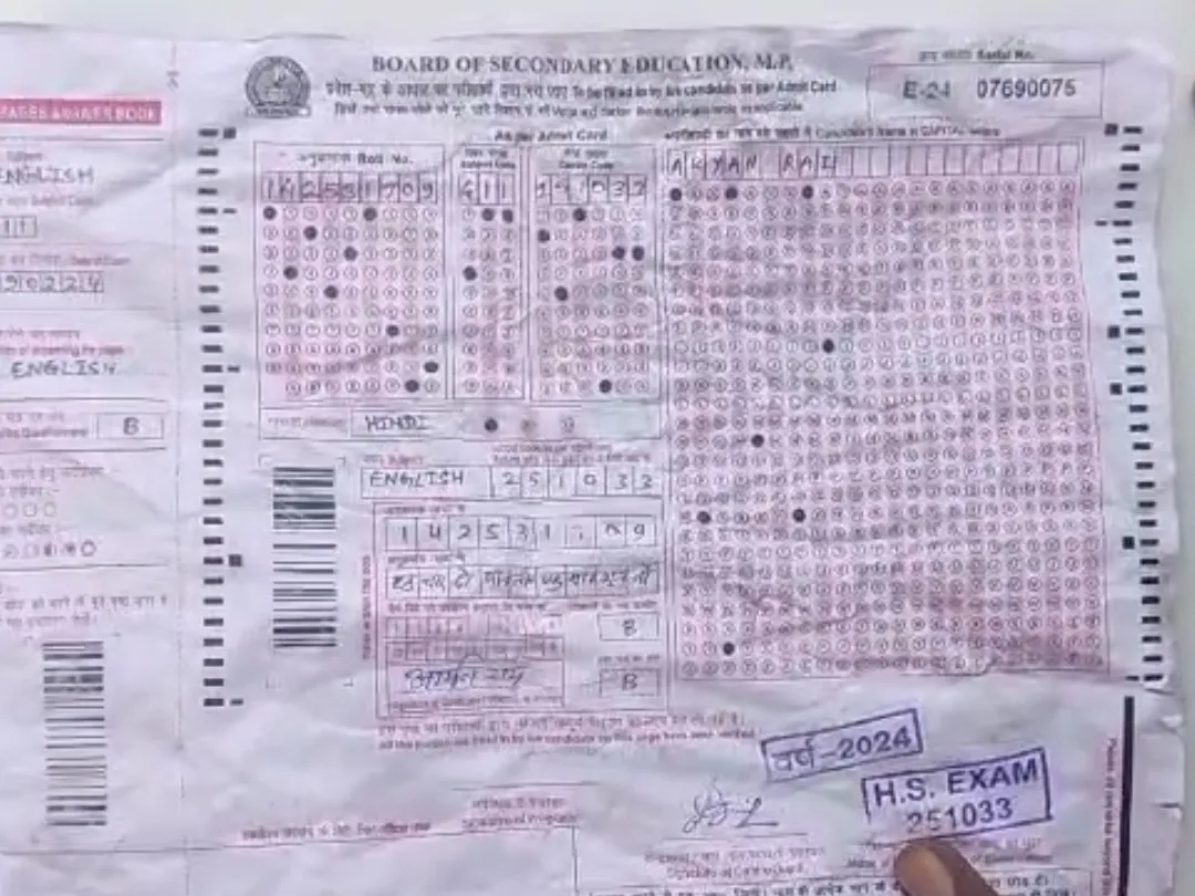 अंजना राय से जब्त की गई कॉपी में सारे प्रश्न हल मिले हैं।